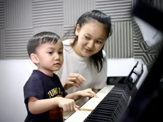 คุณครูสอนเปียโนให้เด็กเล็ก